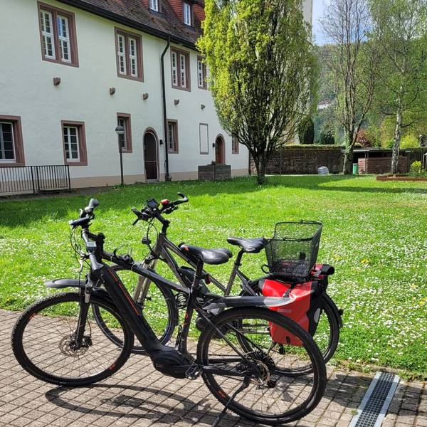 Quelle: Monika Rausch-Foerster zwei Fahrräder vor dem Bildungshaus