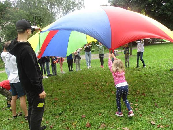 Quelle: Bildungshaus Neckarelz/Eisele Bild mit Kindern auf der Wiese