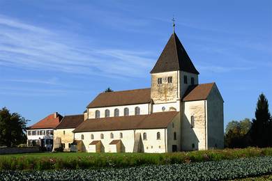 Außenansicht der Kirche beim Haus Insel Reichenau