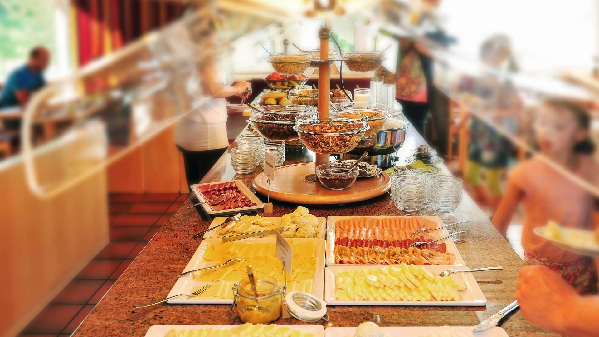 Frühstücksbuffet mit Aufschnitt und Müsli - Haus Feldberg Falkau