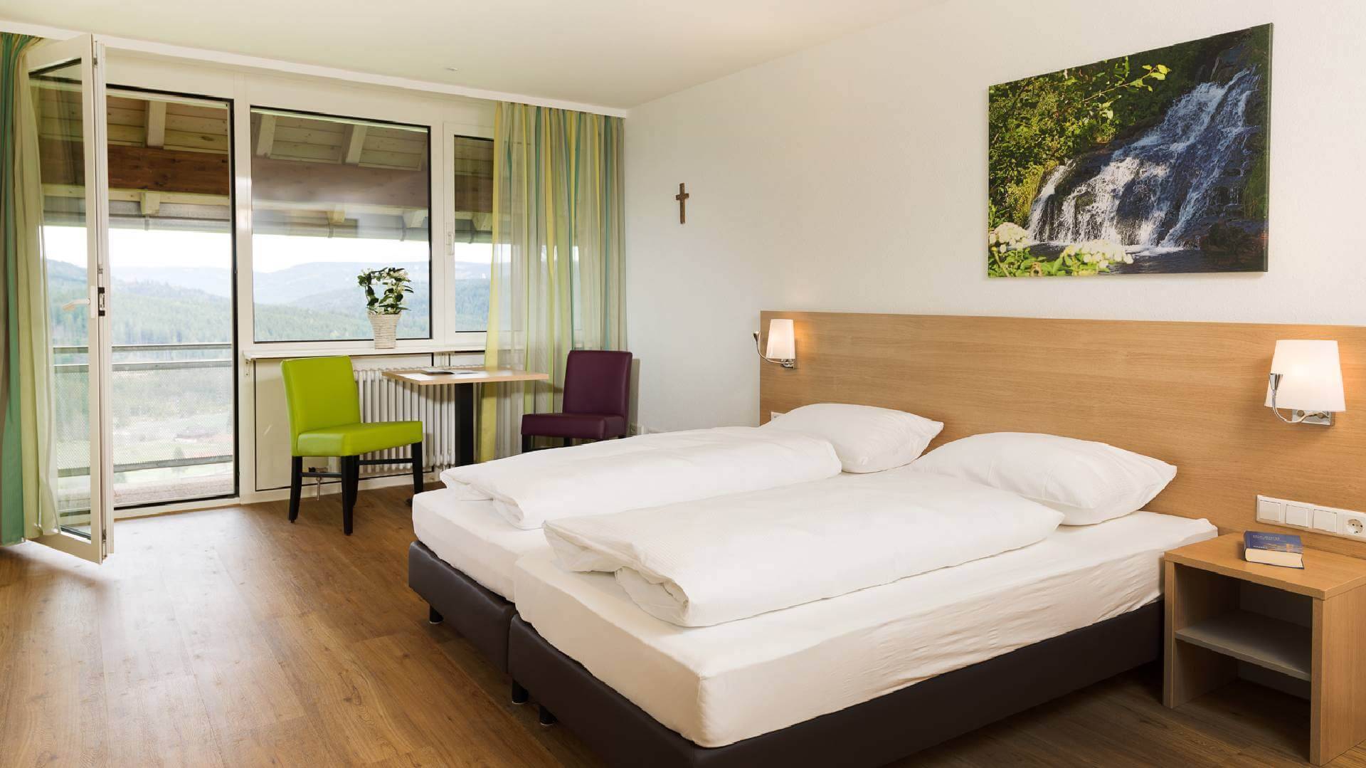 Doppelzimmer mit Balkon und Blick aus dem Fenster - Haus Feldberg Falkau