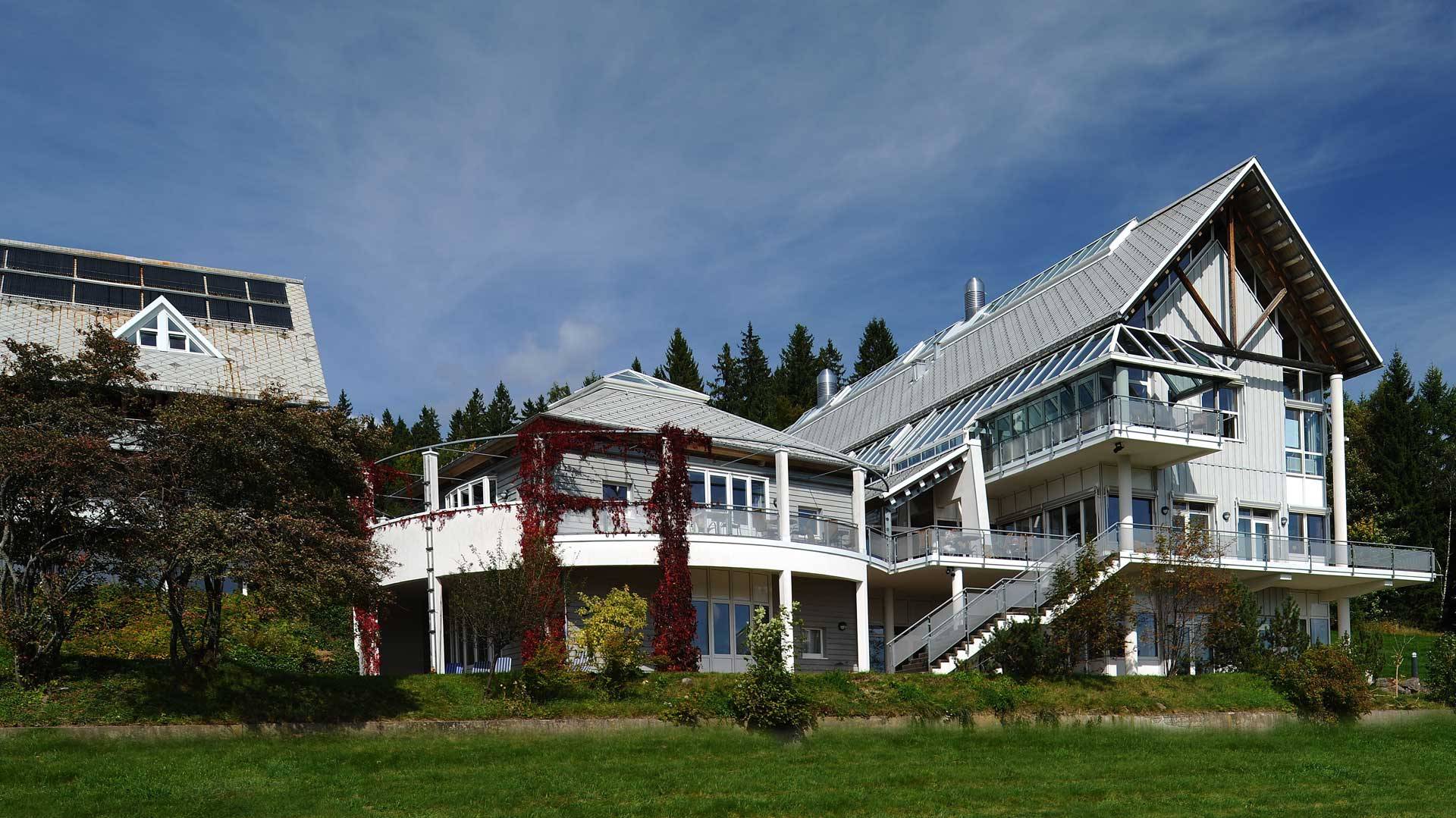 Außenansicht mit Wald im Hintergrund - Haus Feldberg Falkau