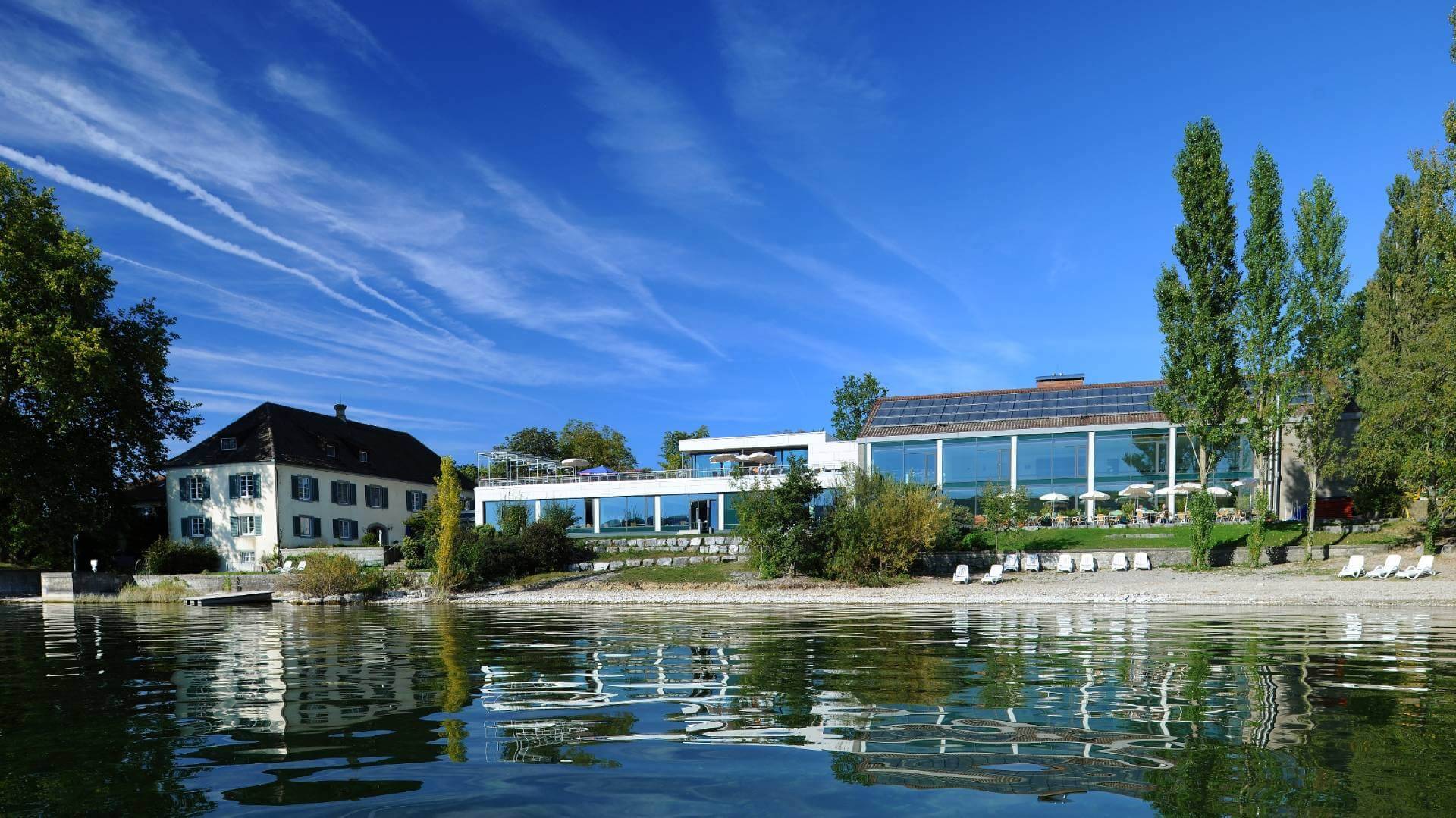 Außenansicht mit See im Vordergrund - Haus Insel Reichenau