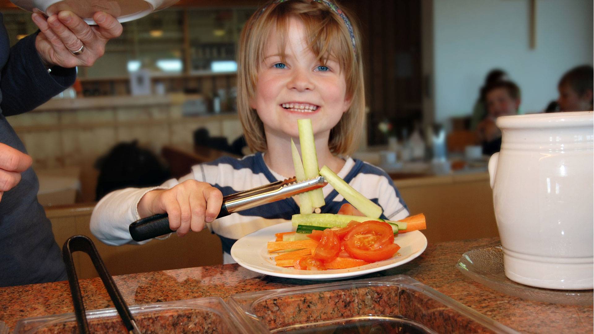 Kind beim Essen im Haus Feldberg-Falkau