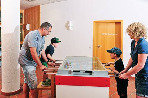 Familien beim Tischkickern im Haus Feldberg-Falkau