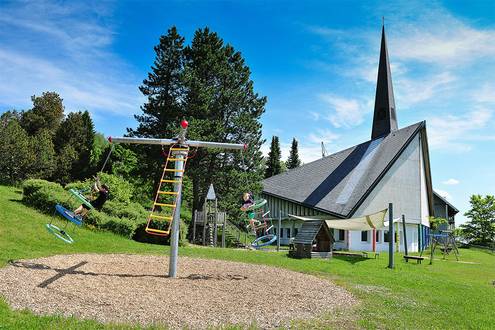 Kinder auf dem Klettergerüst im Haus Feldberg-Falkau