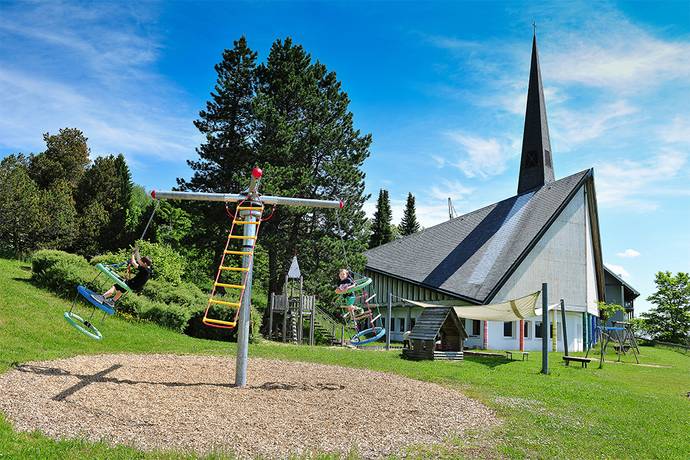 Kinder auf dem Klettergerüst im Haus Feldberg-Falkau
