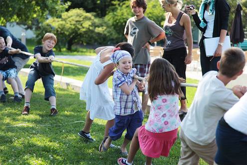 Spielende Kinder im Freiem beim Haus Insel Reichenau