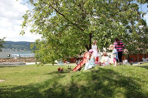 Kinder auf dem Spielplatz beim Haus Insel Reichenau