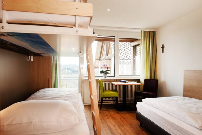 Ansicht Dreibettzimmer mit Balkon im Haus Feldberg-Falkau 