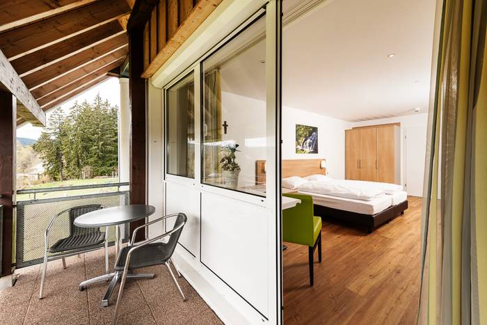 Doppelzimmeransicht mit Balkon im Haus Feldberg-Falkau 
